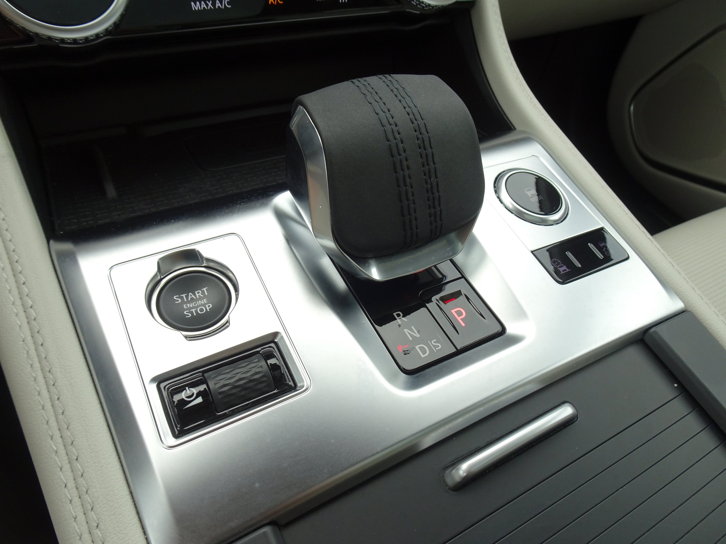 2025 Jaguar F-PACE R-Dynamic S - Photo 29