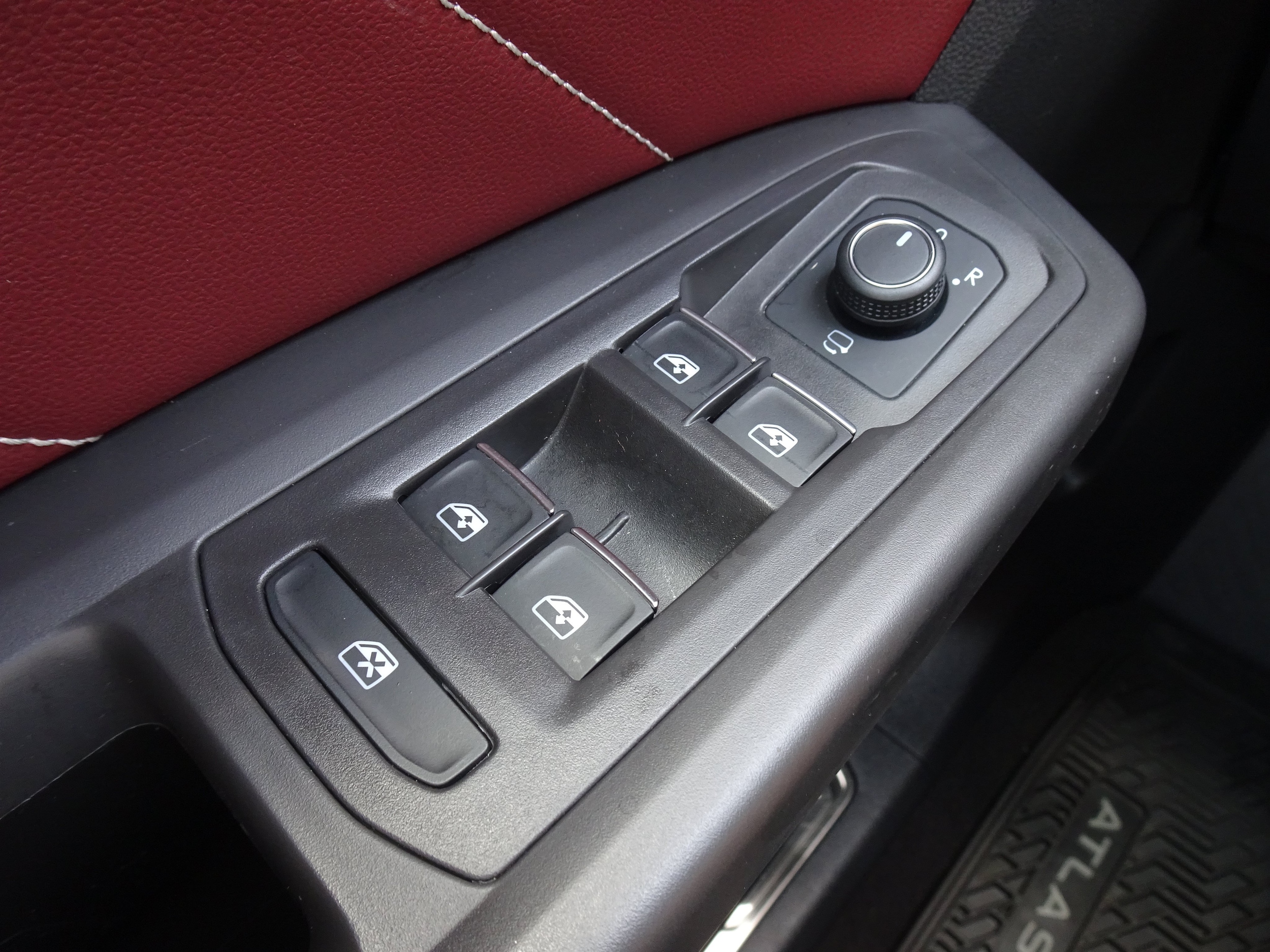 2023 Volkswagen Atlas Cross Sport SEL Premium R-Line - Photo 28