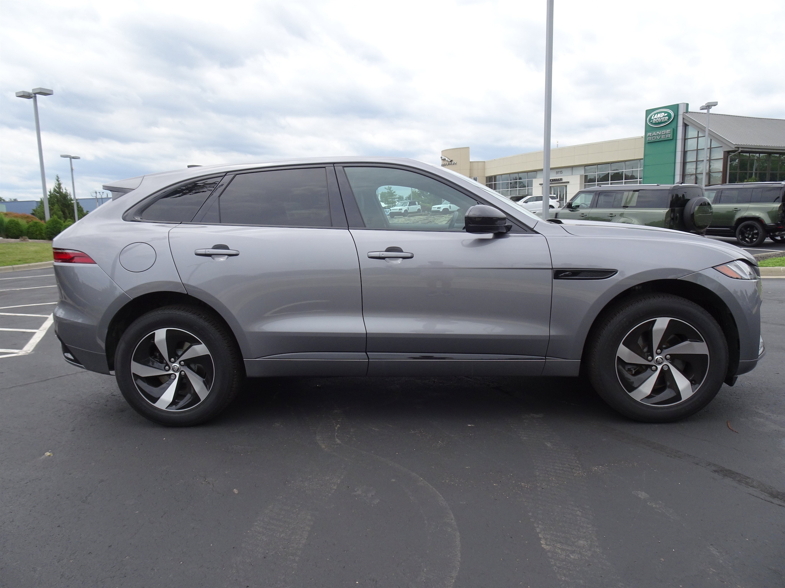 2025 Jaguar F-PACE R-Dynamic S - Photo 11