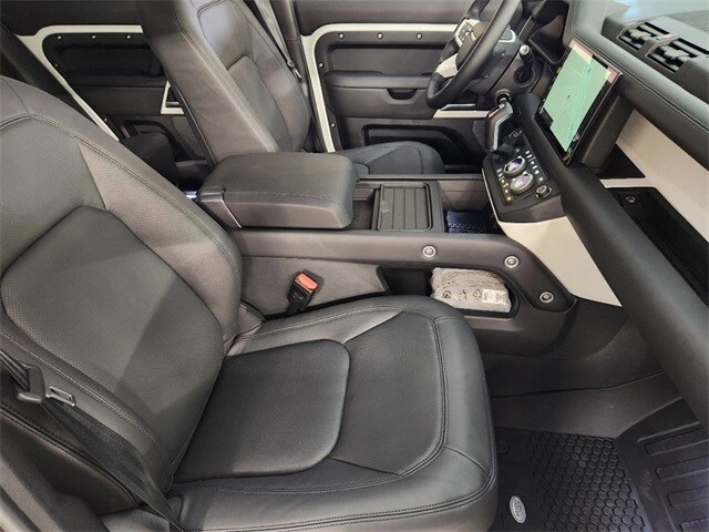 2024 Land Rover Defender 110 SE photo 3