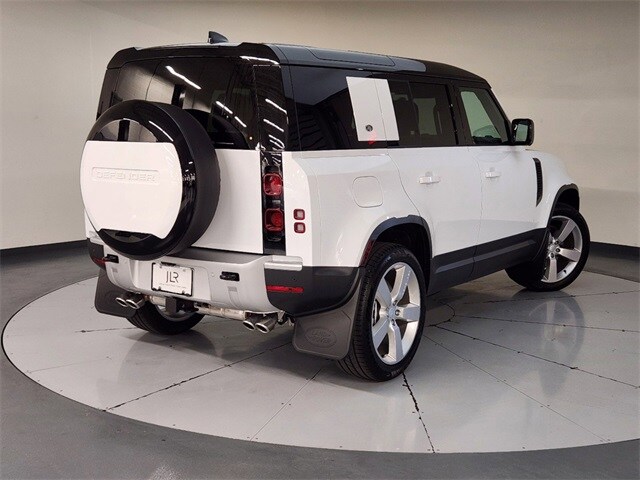 2024 Land Rover Defender 110 SE photo 2