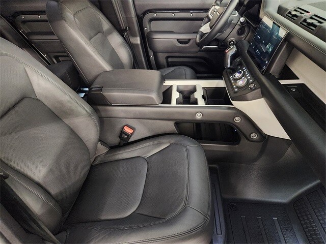 2025 Land Rover Defender 110 X-Dynamic SE photo 3