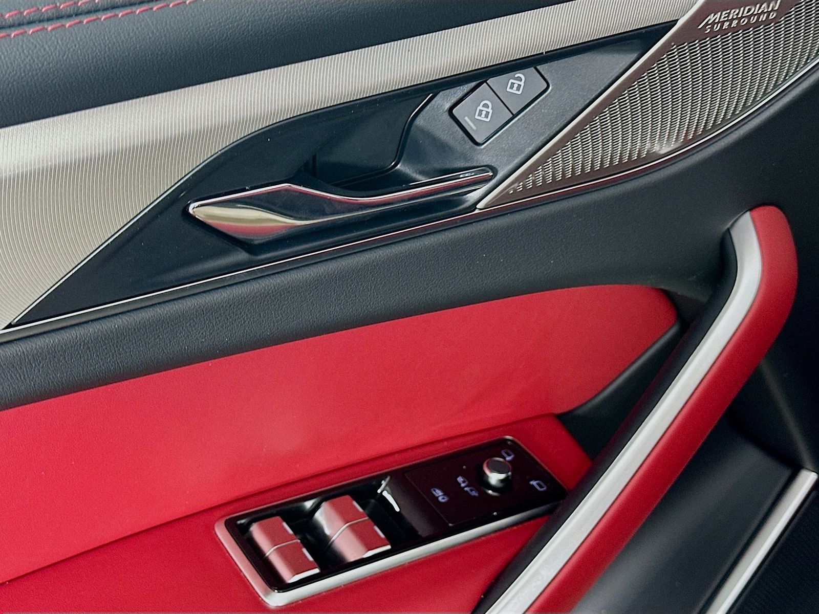 2026 Jaguar F-Pace R-Dynamic S - Photo 17