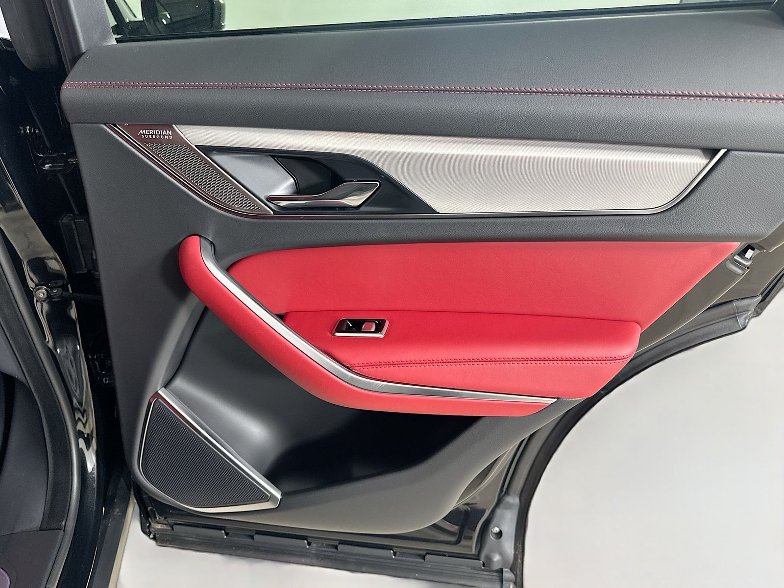 2026 Jaguar F-Pace R-Dynamic S - Photo 40