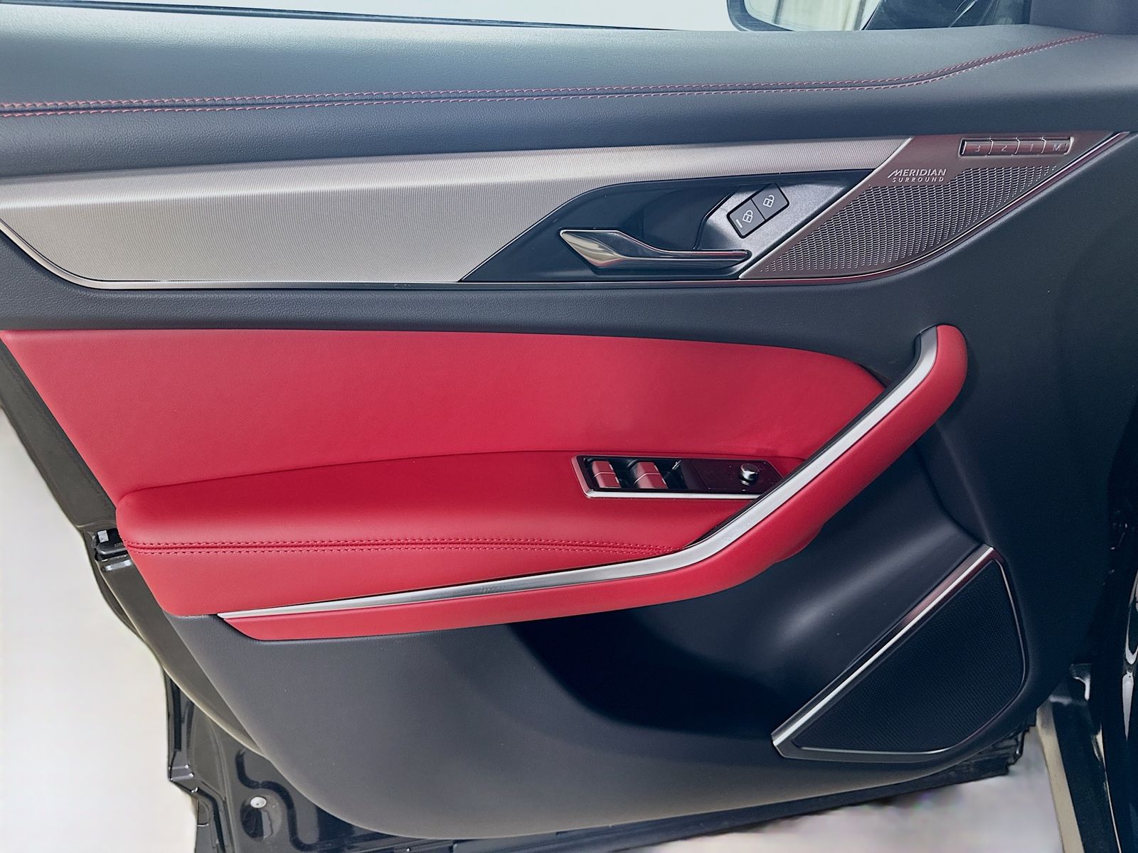 2026 Jaguar F-Pace R-Dynamic S - Photo 16