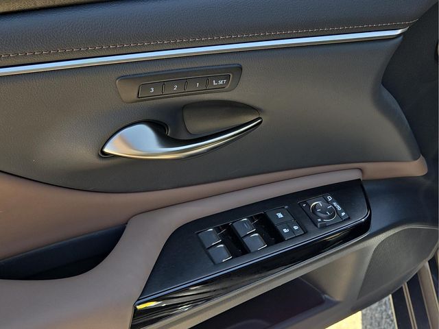 2025 Lexus ES 350 - Photo 17