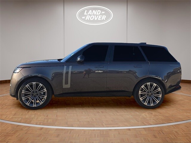 2023 Land Rover Range Rover SE photo 2