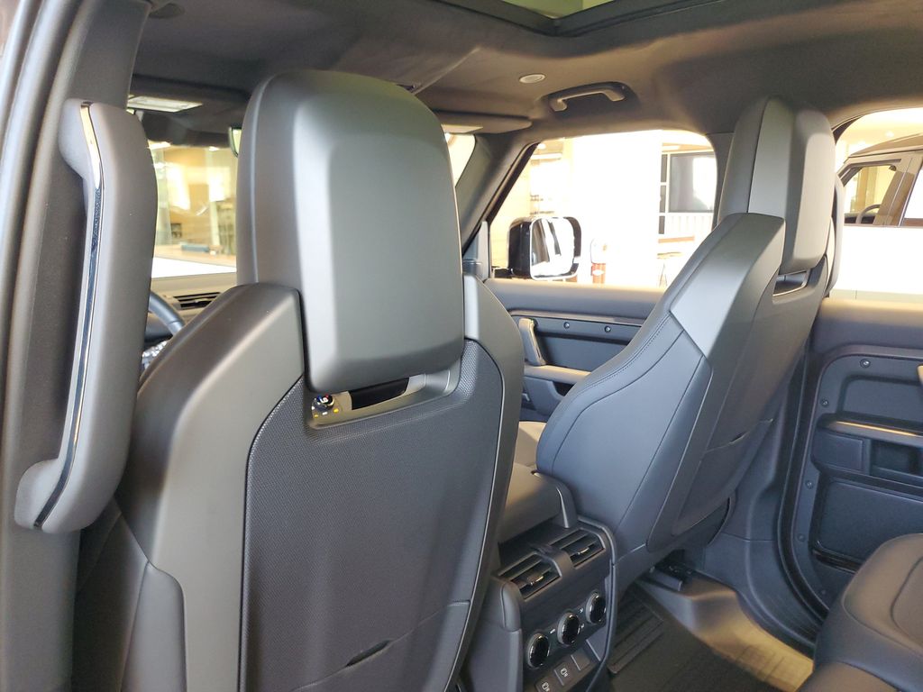 2025 Land Rover Defender Octa - Photo 28