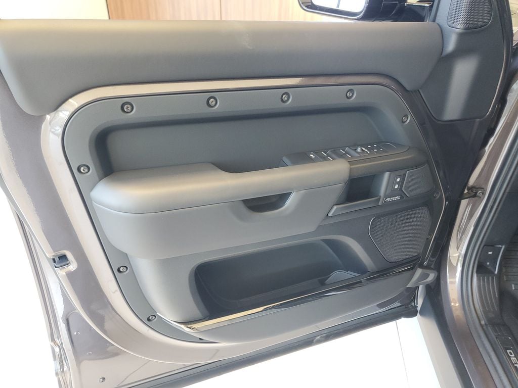 2025 Land Rover Defender Octa - Photo 9