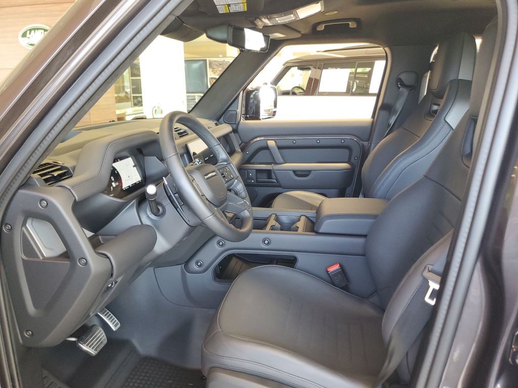 2025 Land Rover Defender Octa - Photo 14