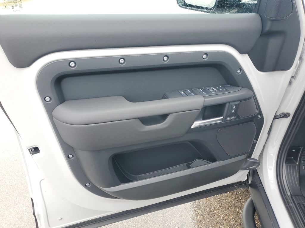 2026 Land Rover Defender X-Dynamic SE - Photo 8
