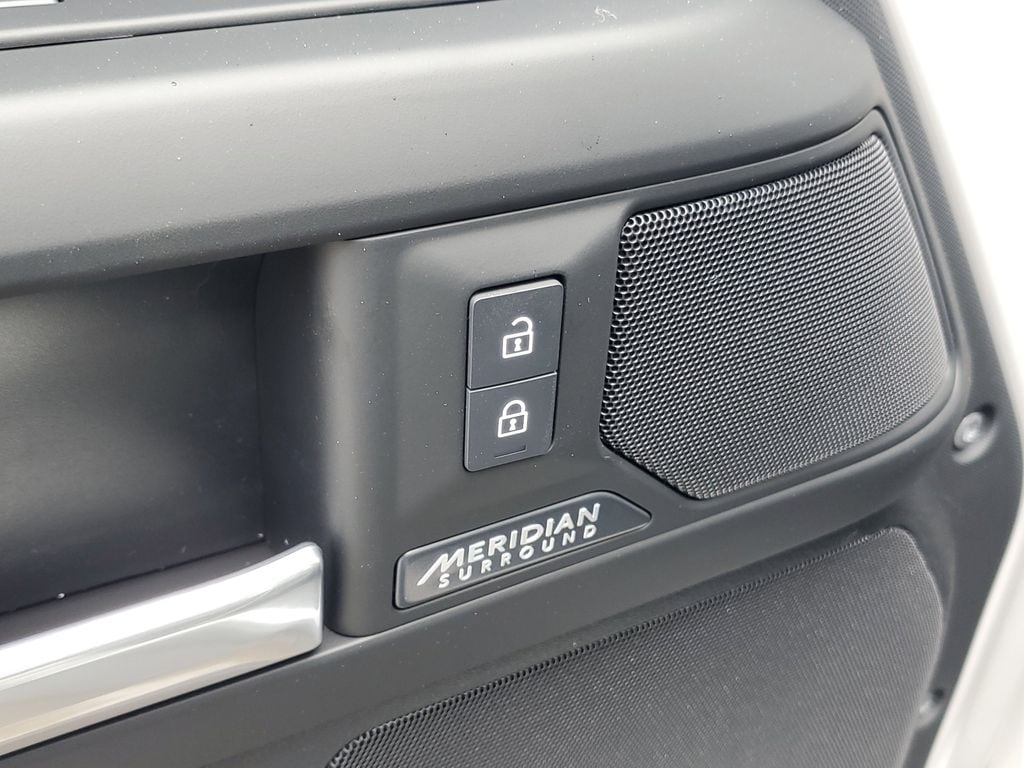 2026 Land Rover Defender X-Dynamic SE - Photo 10