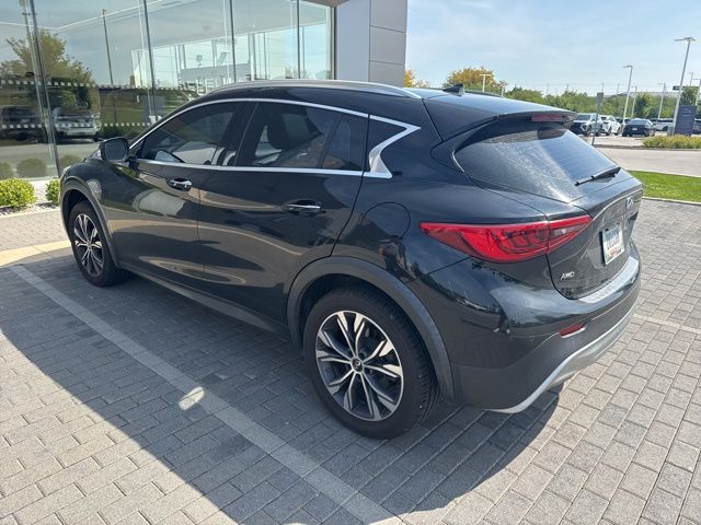 2017 Infiniti QX30 Premium photo 2