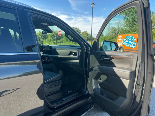 2025 Chevrolet Suburban Premier - Photo 18