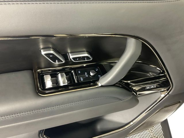 2025 Land Rover Range Rover SV - Photo 23