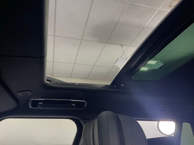 2025 Land Rover Range Rover SV - Photo 16