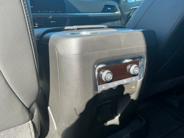 2025 Chevrolet Suburban Premier - Photo 31