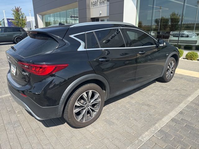 2017 Infiniti QX30 Premium photo 4