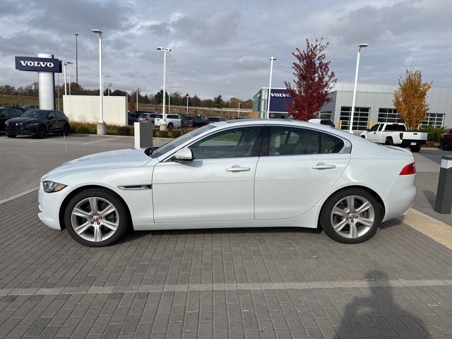 2018 Jaguar XE Prestige photo 4