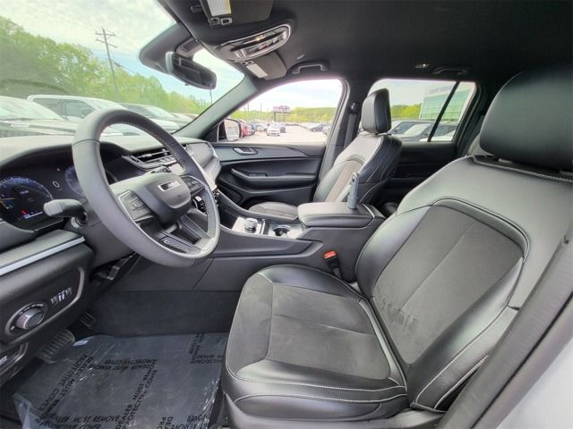 2024 Jeep Grand Cherokee Laredo photo 2