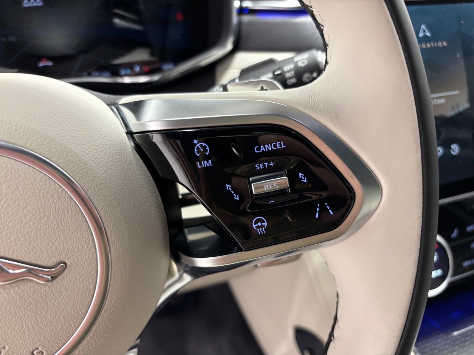 2026 Jaguar F-Pace R-Dynamic S - Photo 19