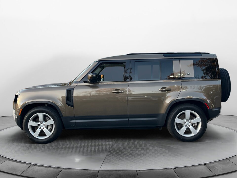 2024 Land Rover Defender 110 S photo 4
