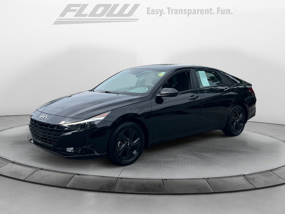 2022 Hyundai Elantra SEL photo 3