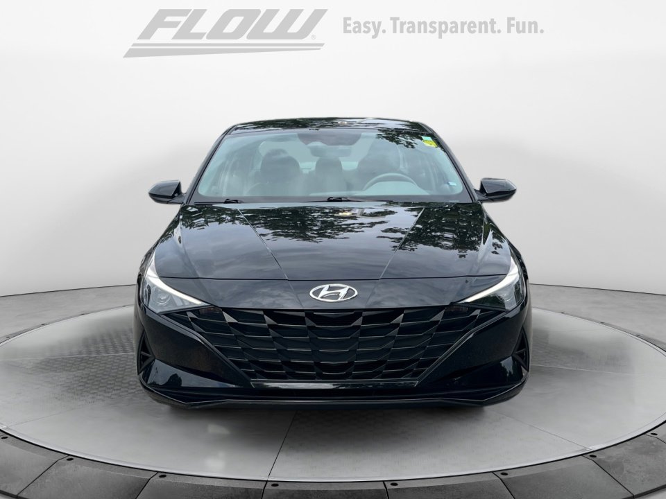 2022 Hyundai Elantra SEL photo 2