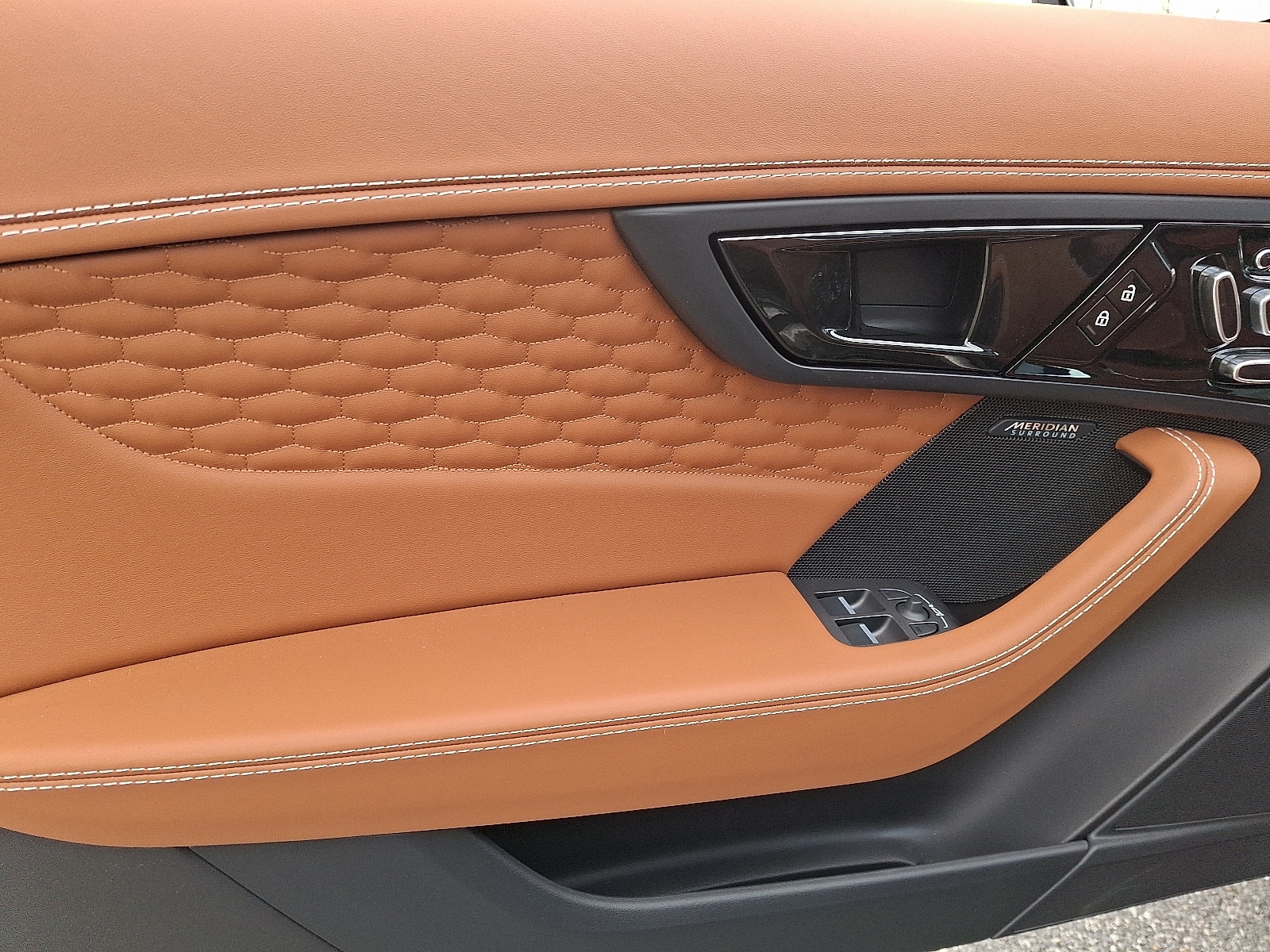 2024 Jaguar F-Type R75 - Photo 8