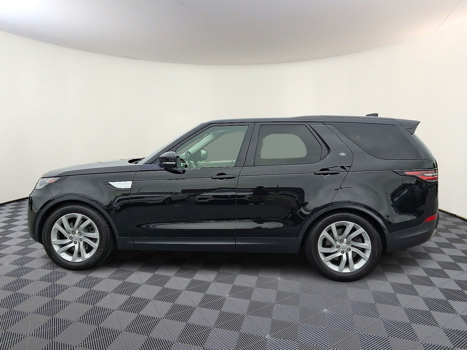 Used 2017 Land Rover Discovery HSE with VIN SALRRBBK2HA024466 for sale in Carlisle, PA