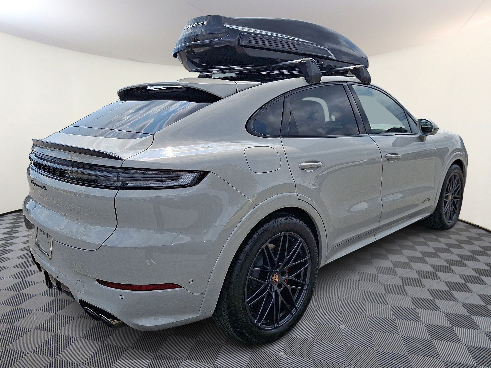 2025 Porsche Cayenne Coupe GTS photo 4