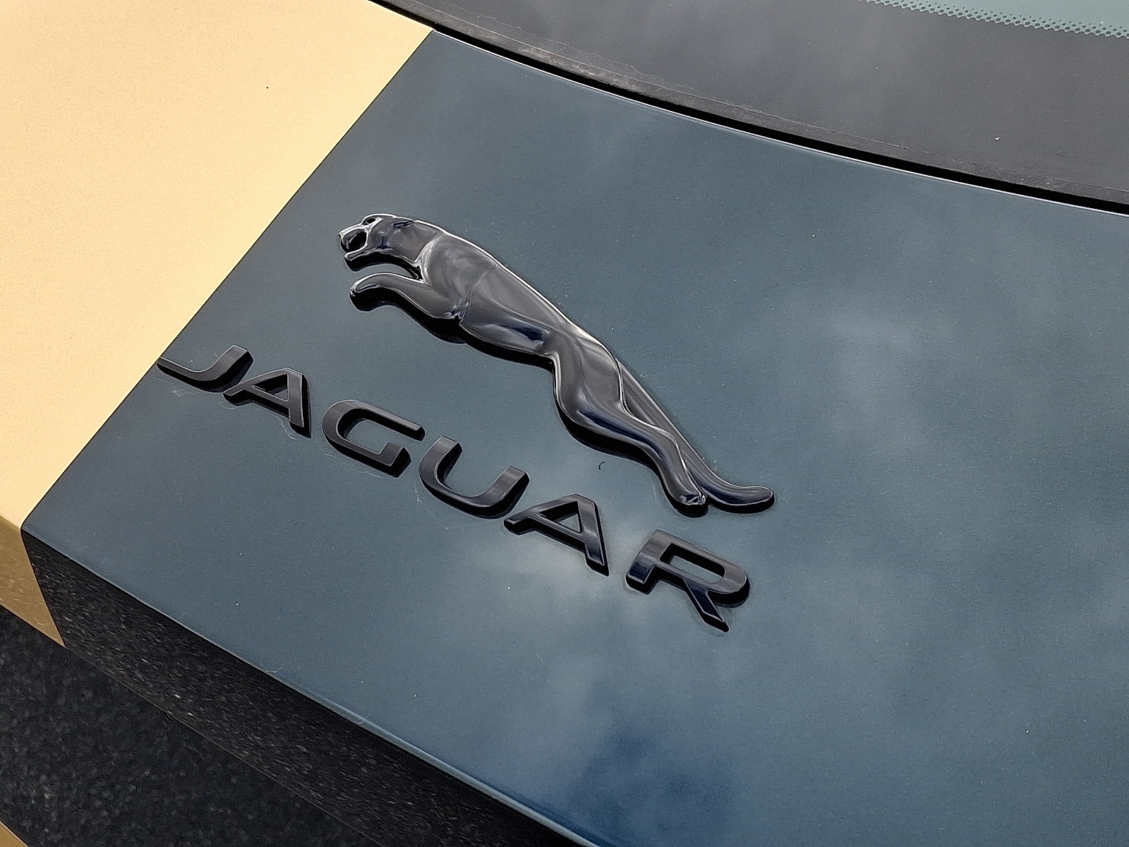 2024 Jaguar F-Type R75 - Photo 22