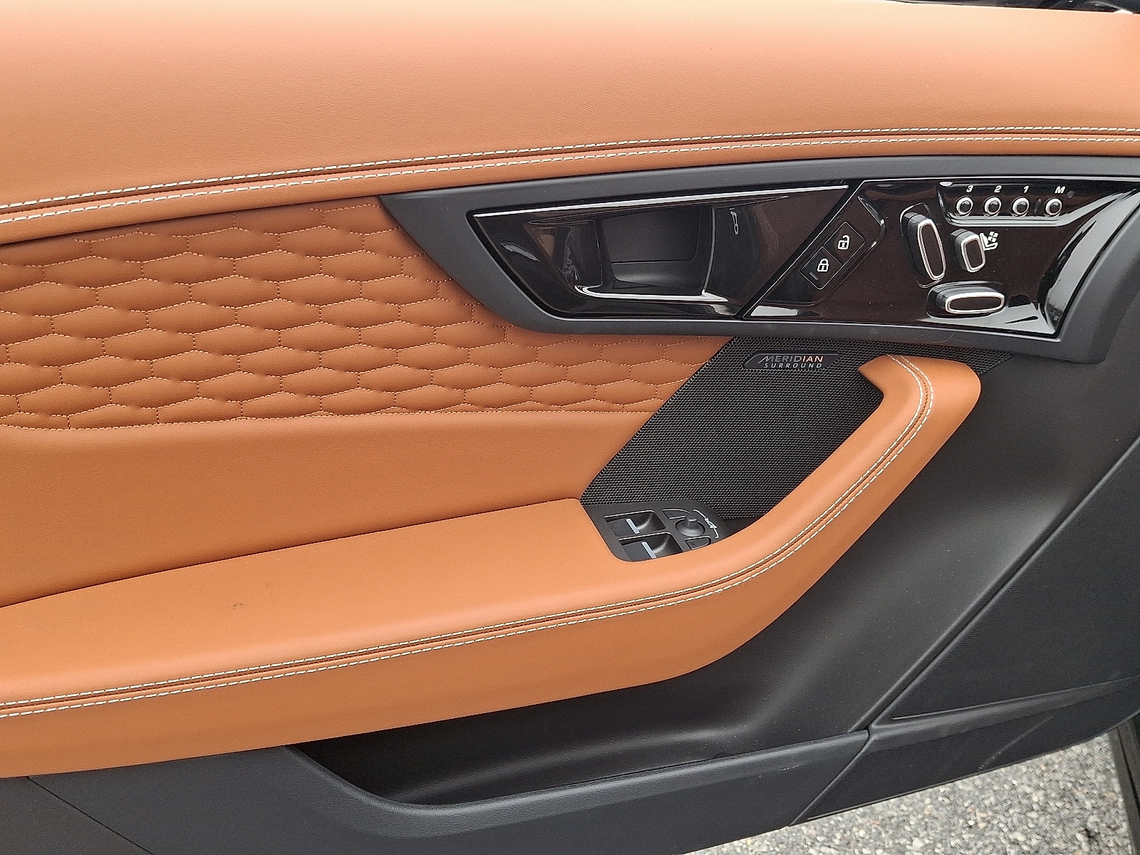 2024 Jaguar F-Type R75 - Photo 9