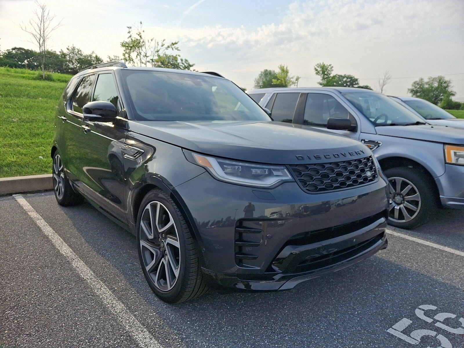 2024 Land Rover Discovery P300 Dynamic SE photo 3