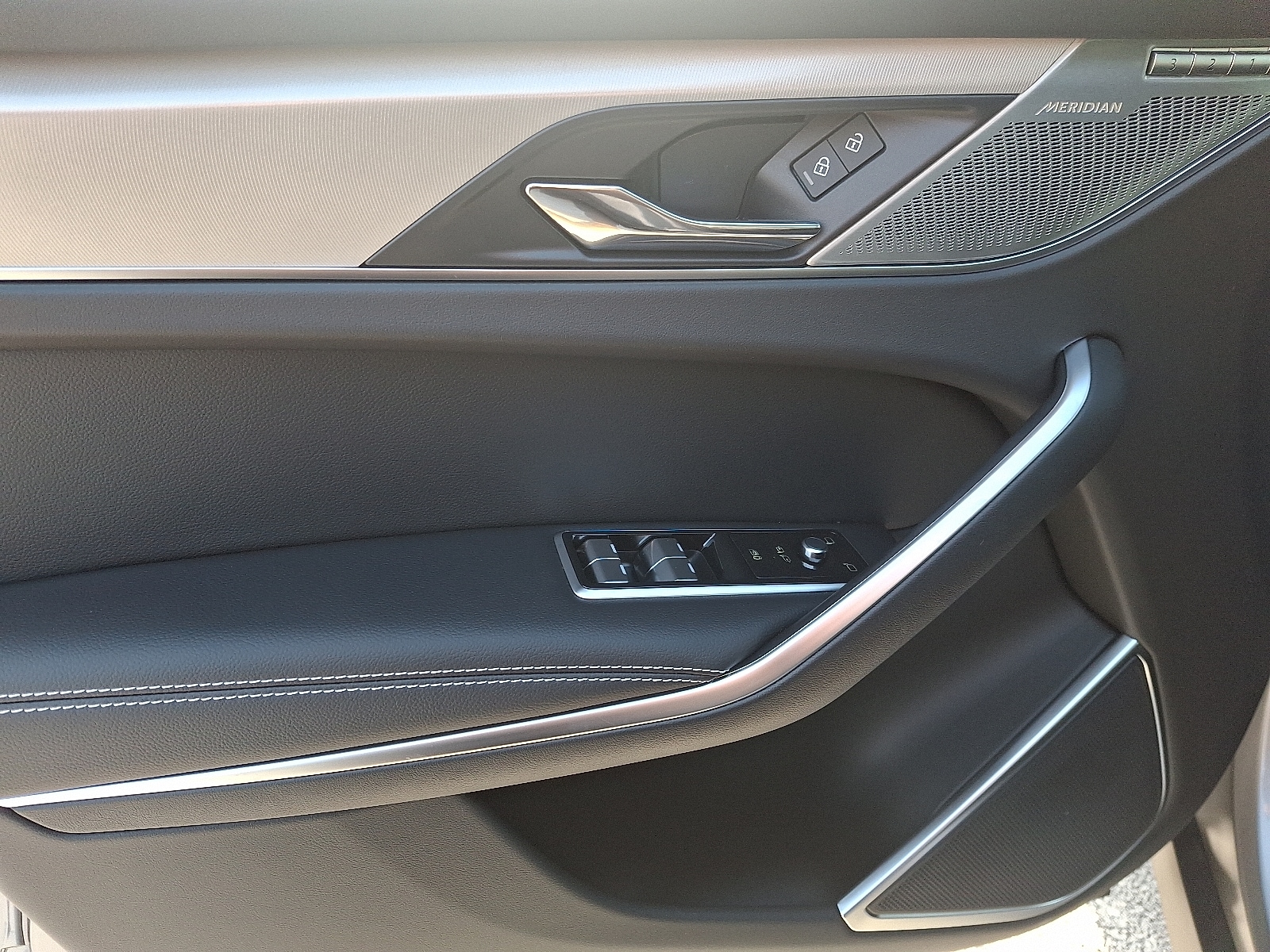 2026 Jaguar F-Pace R-Dynamic S - Photo 10