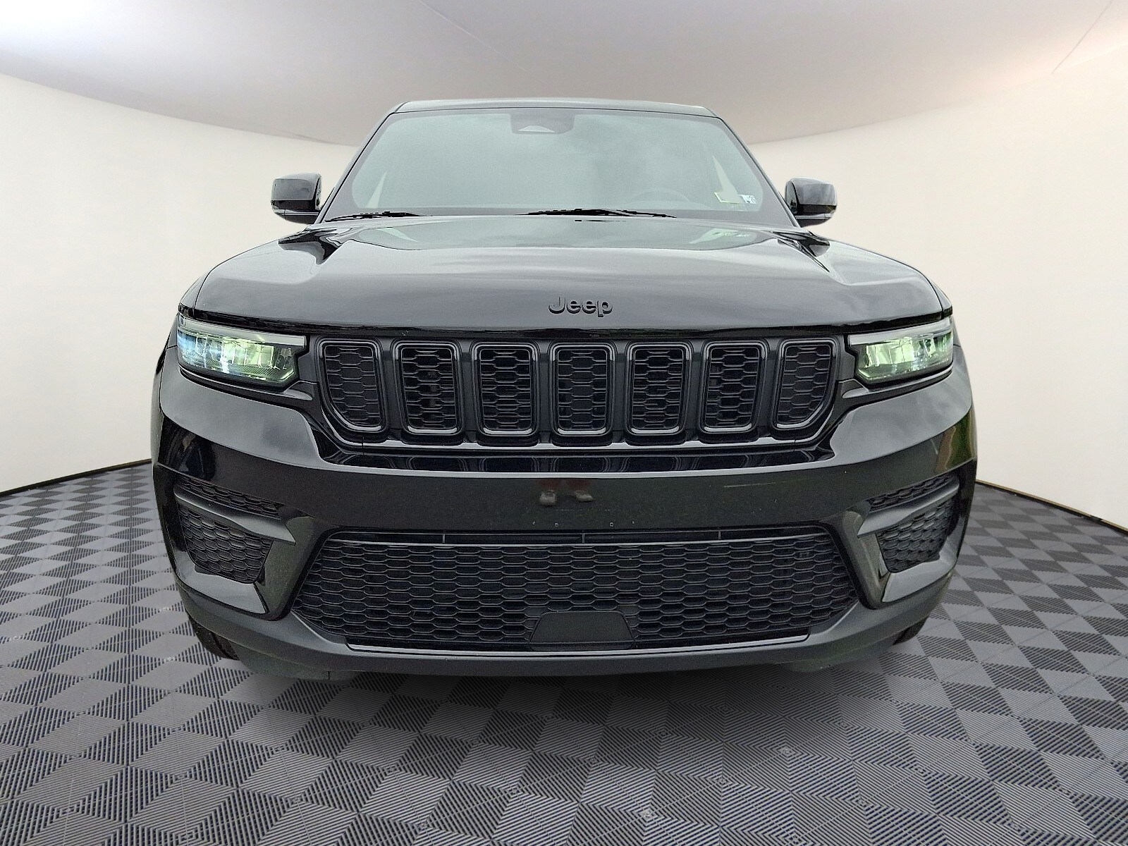 2023 Jeep Grand Cherokee Laredo photo 2