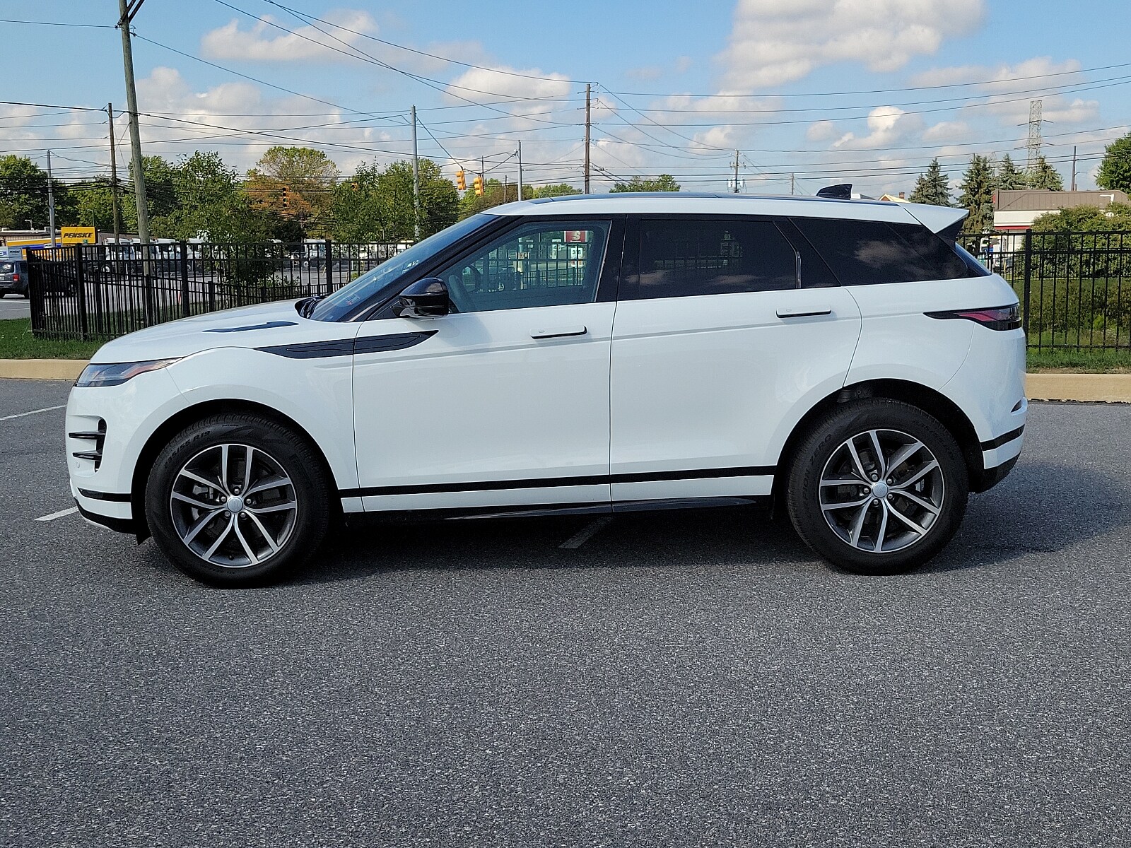 2024 Land Rover Range Rover Evoque Dynamic SE photo 2