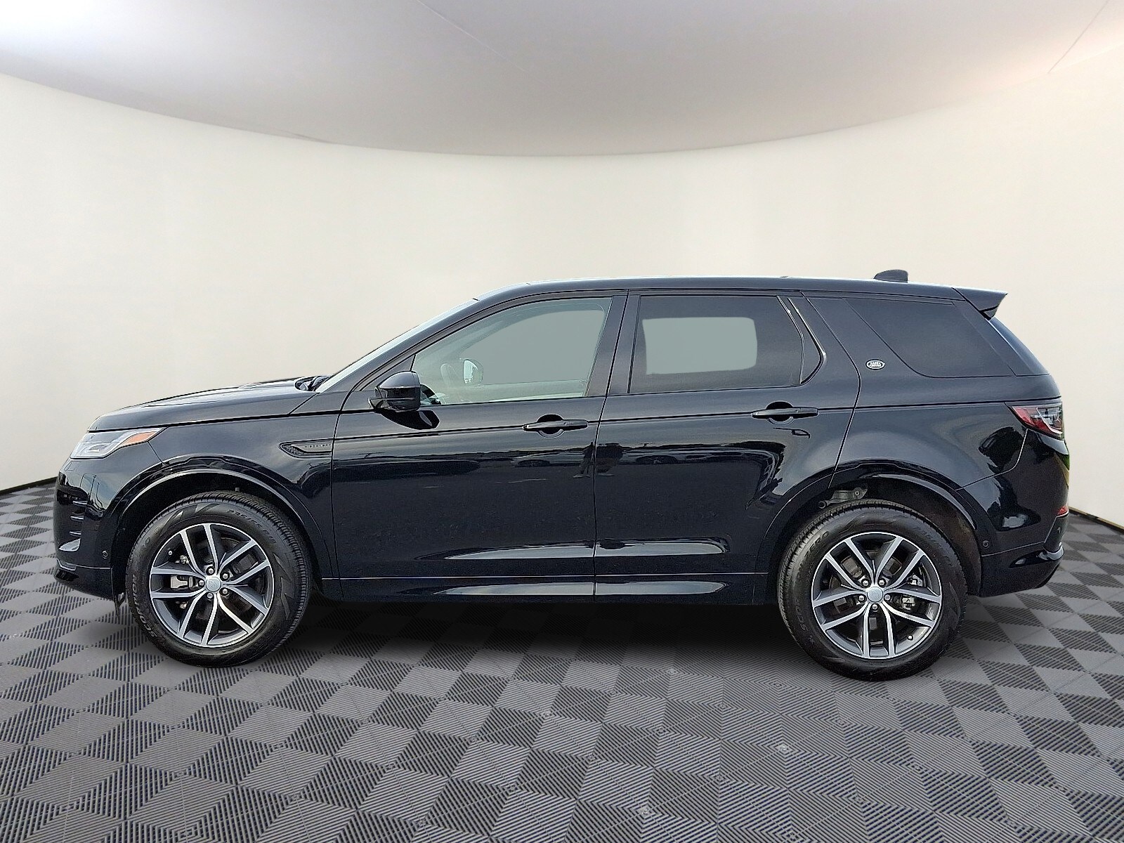 2025 Land Rover Discovery Sport Dynamic SE photo 2