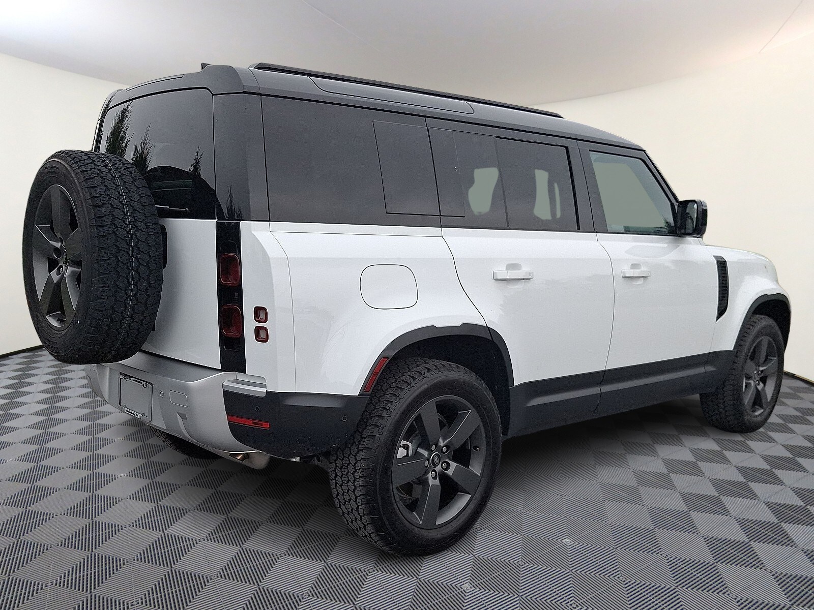 2025 Land Rover Defender 110 photo 4