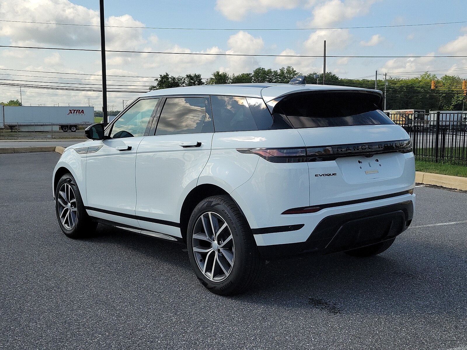 2024 Land Rover Range Rover Evoque Dynamic SE photo 3