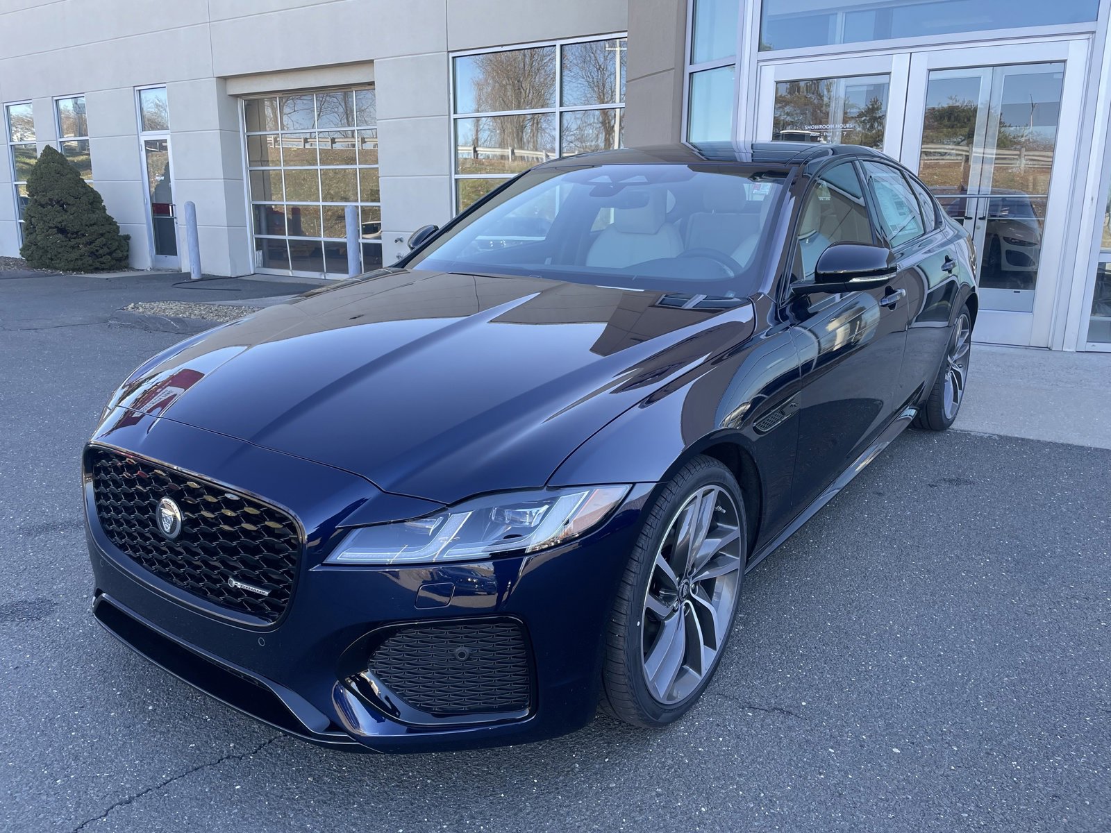 2024 Jaguar XF P300 R-Dynamic SE photo 4