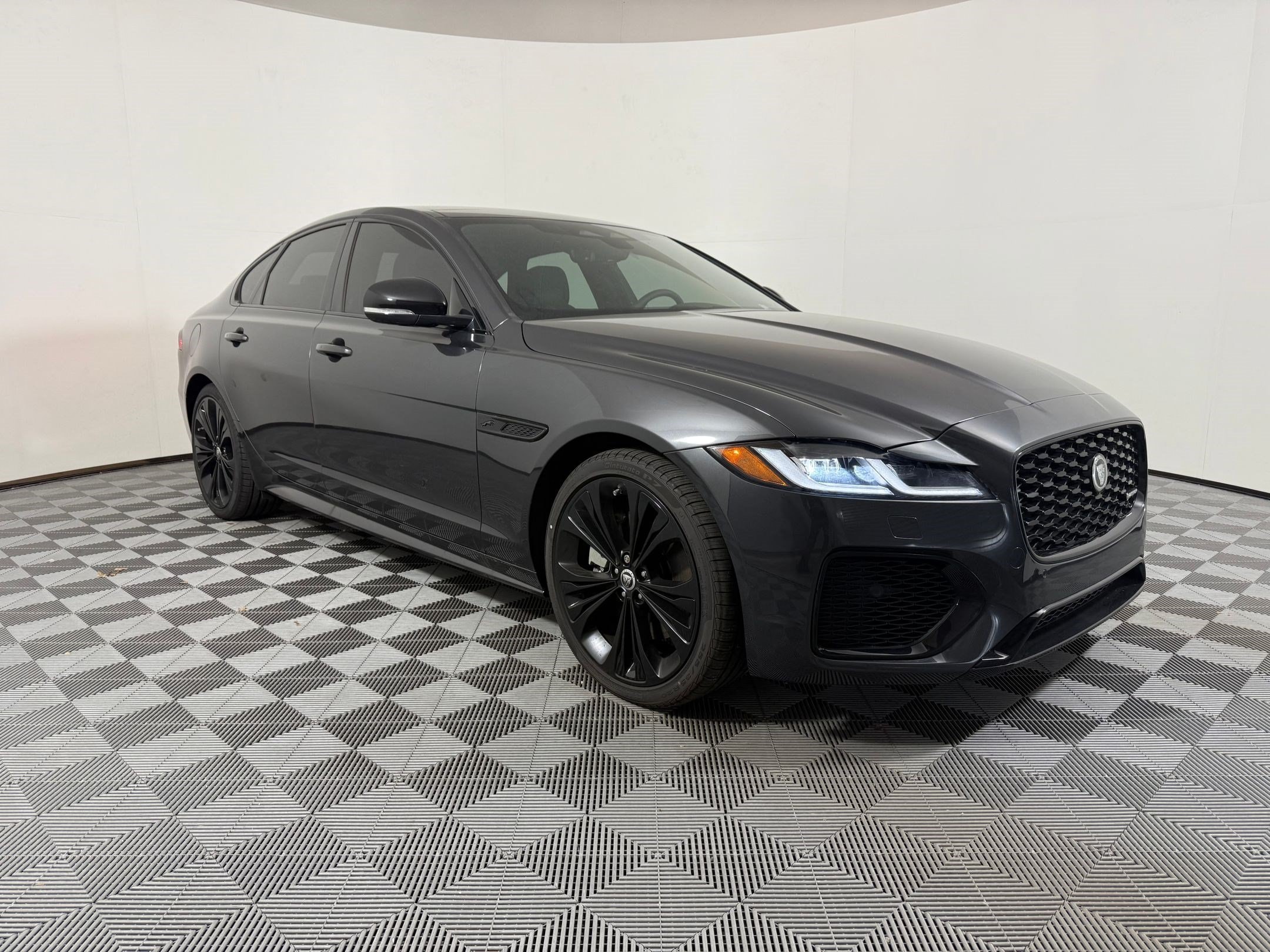 XF R-Dynamic SE Sedan