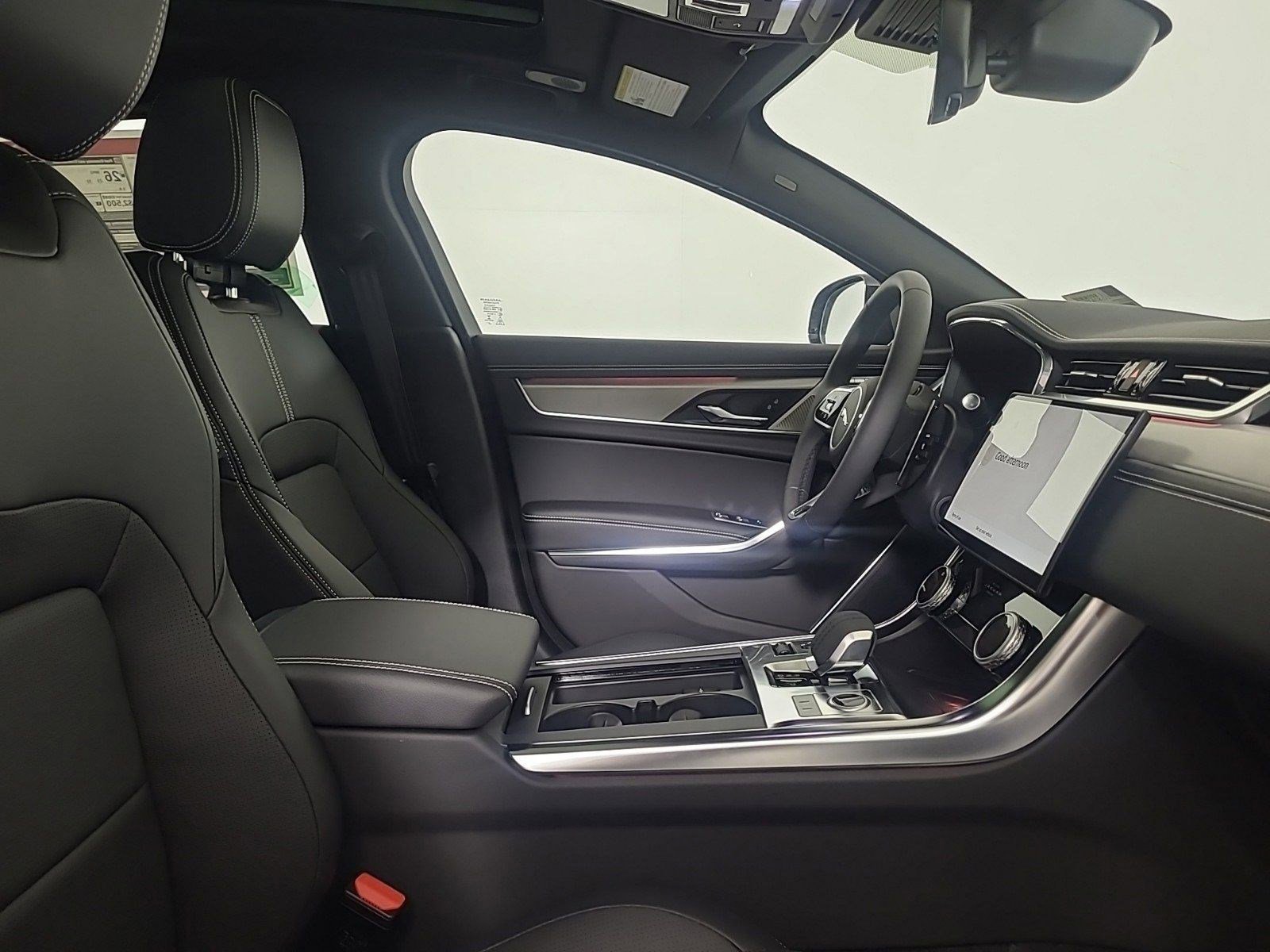 2024 Jaguar XF R-Dynamic SE photo 3