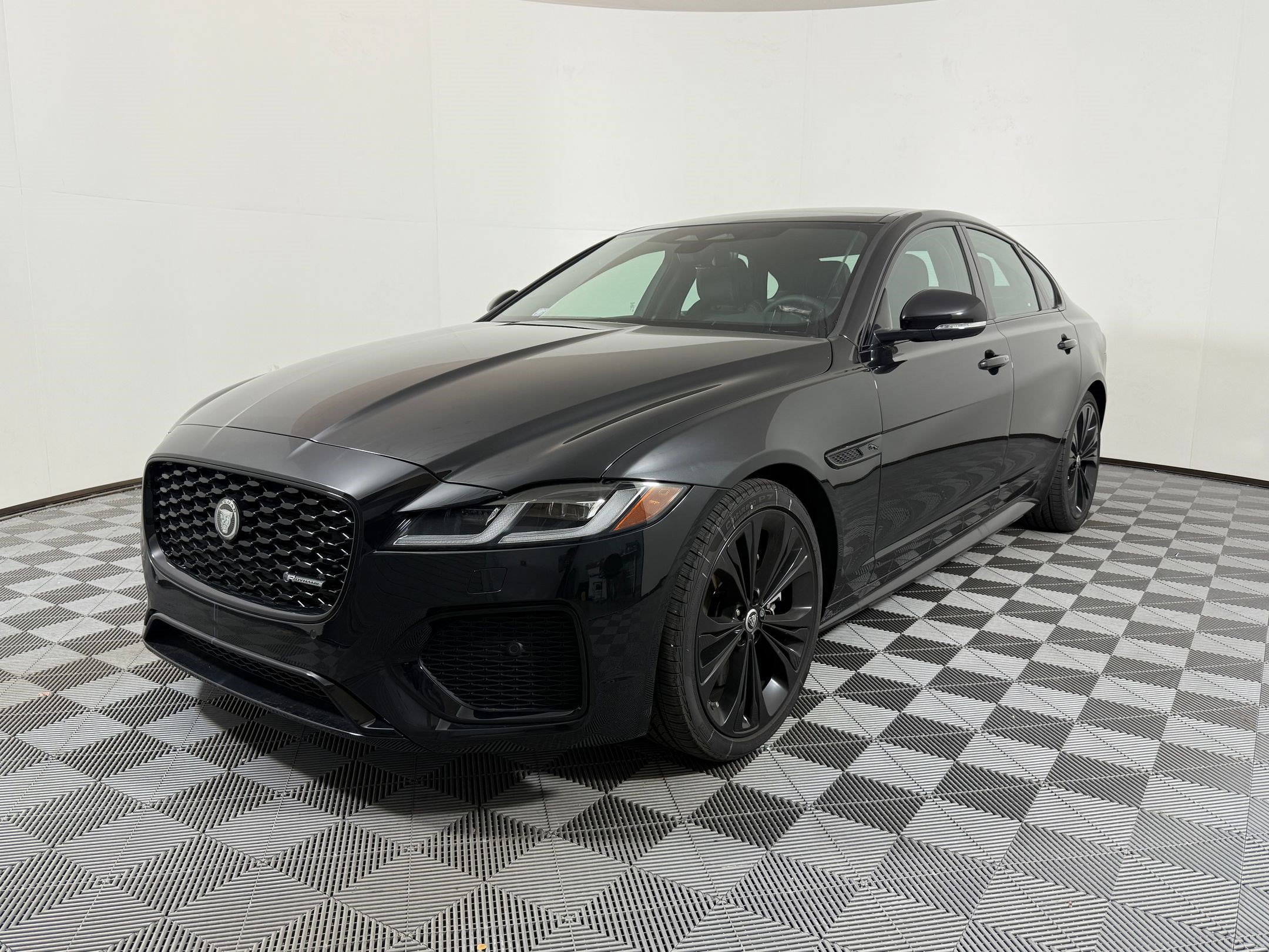 XF R-Dynamic SE Sedan