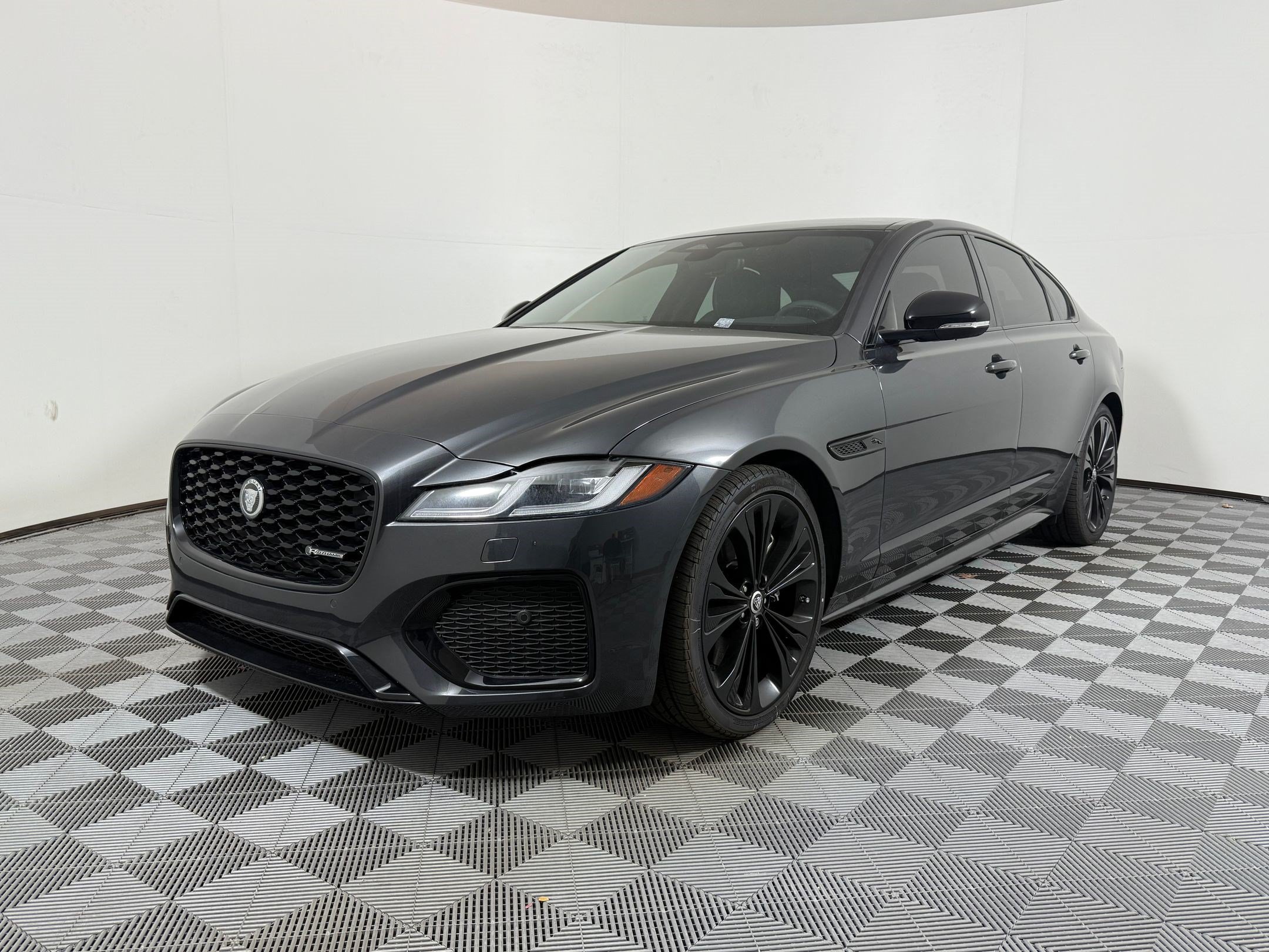 XF R-Dynamic SE Sedan