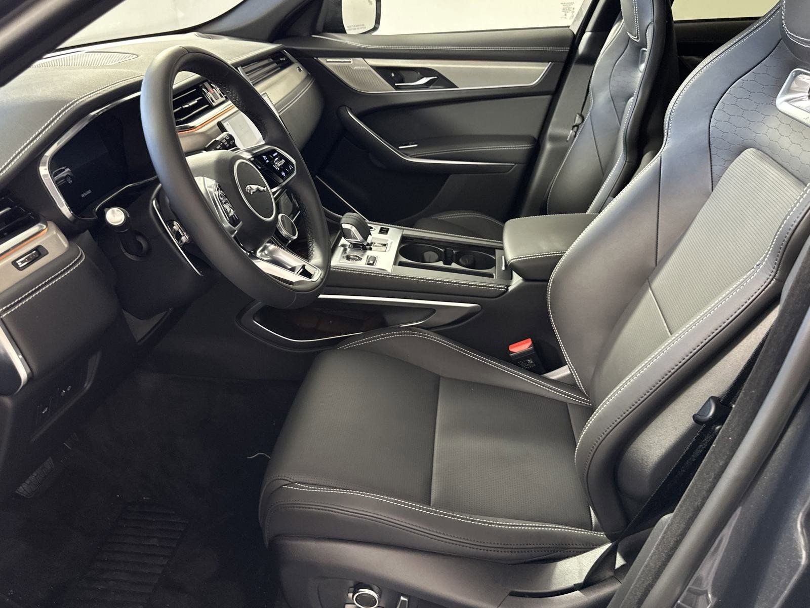 2025 Jaguar F-PACE R-Dynamic S photo 4