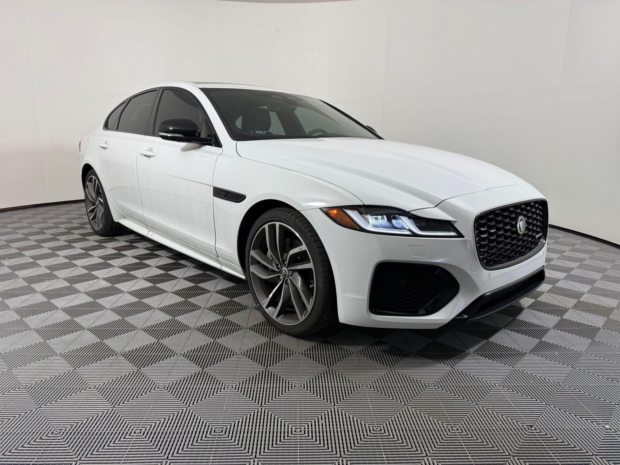 XF R-Dynamic SE Sedan