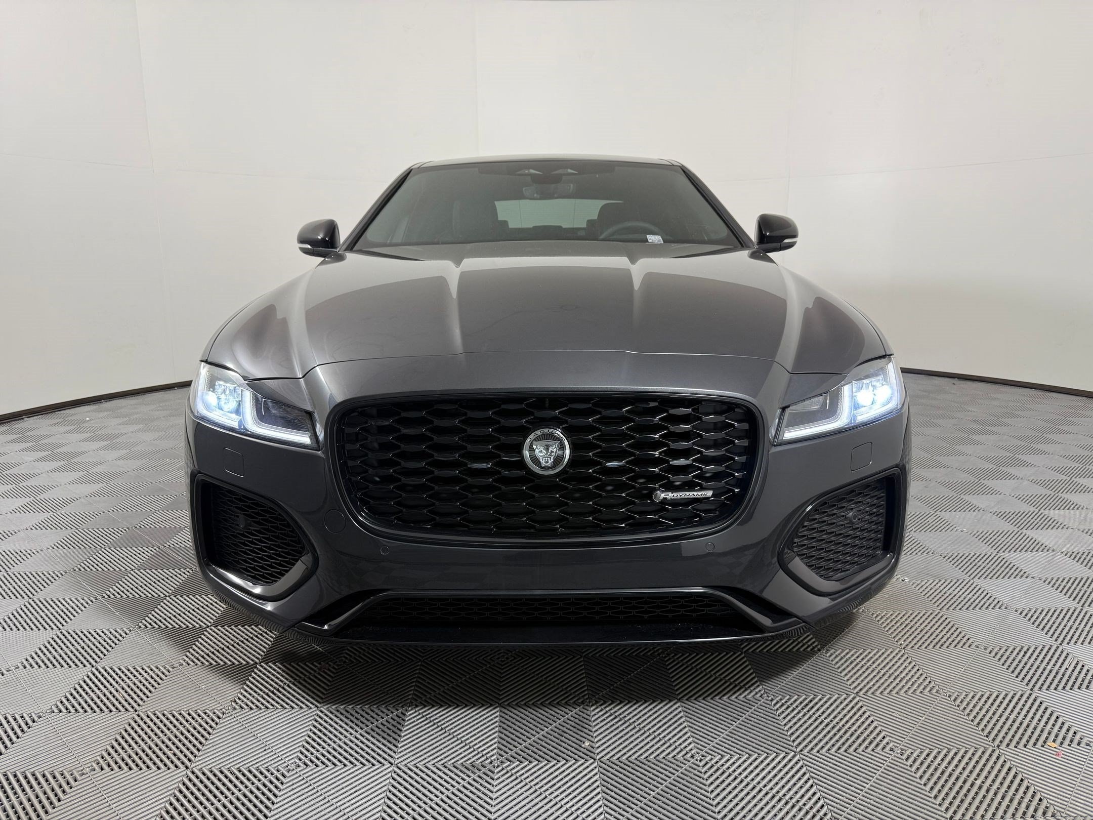 XF R-Dynamic SE Sedan