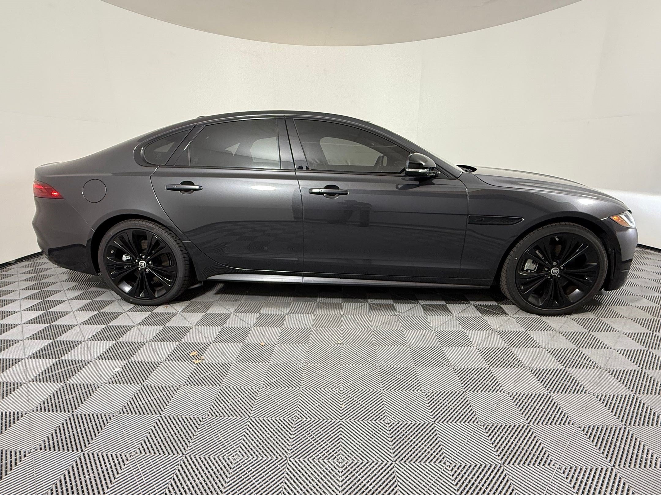 XF R-Dynamic SE Sedan