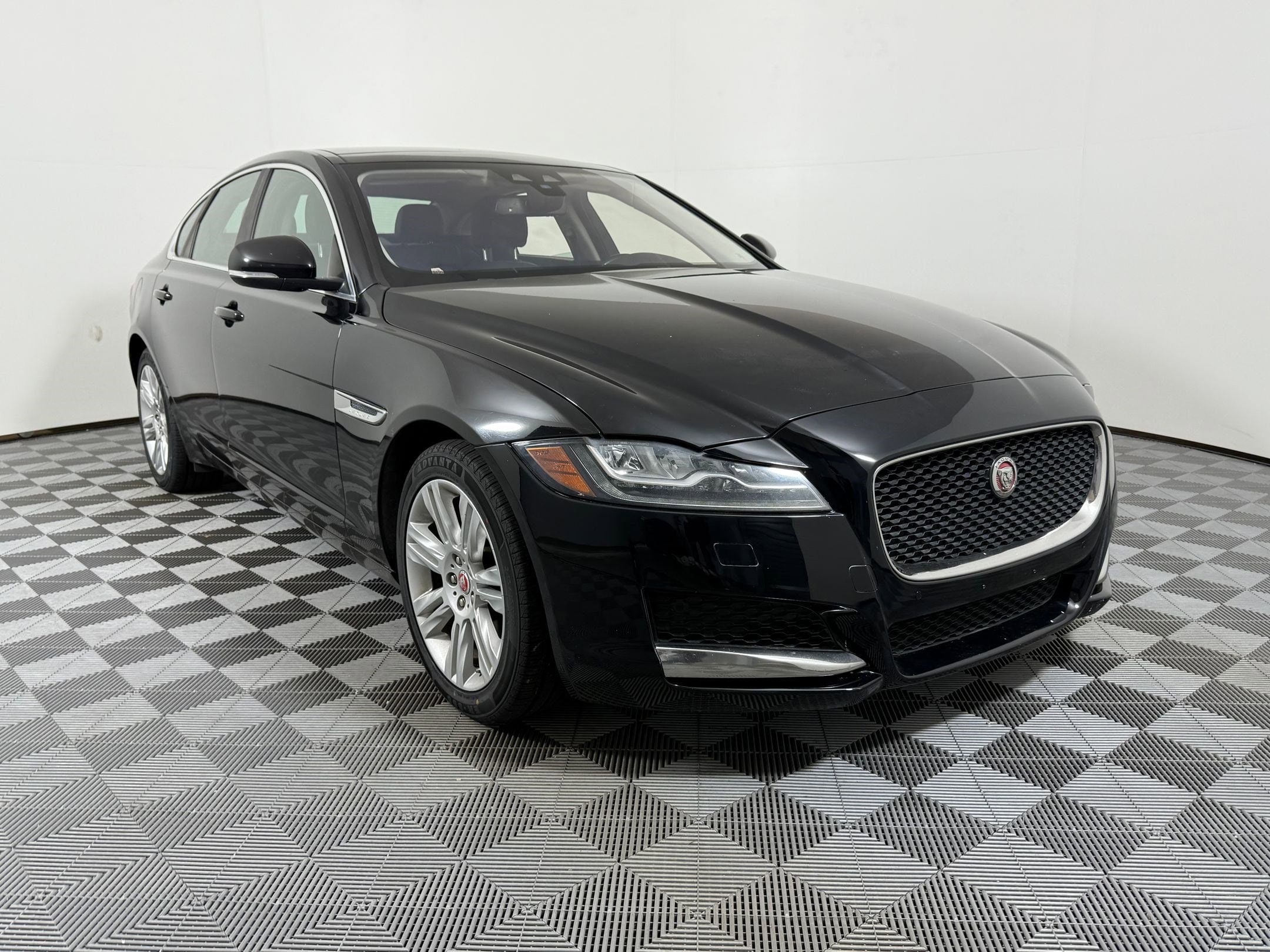 XF 35t Premium Sedan